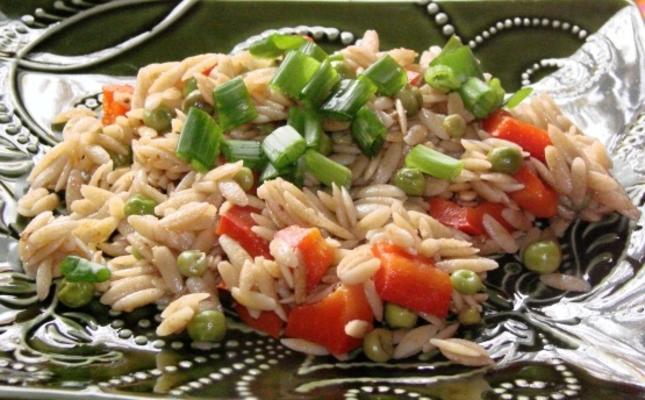 Salada de orzo, ervilha e pimenta