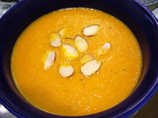cenoura com sopa de amêndoa torrada