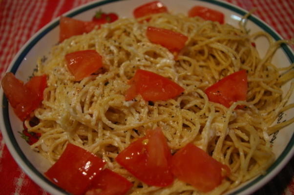 ricota e fettuccine tão fáceis com tomates