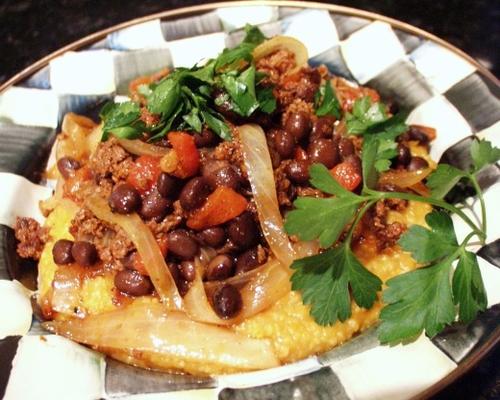 polenta de abóbora com chouriço e feijão preto