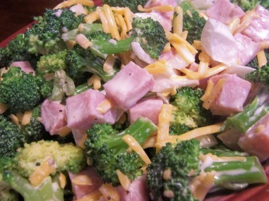 salada de brócolis com presunto