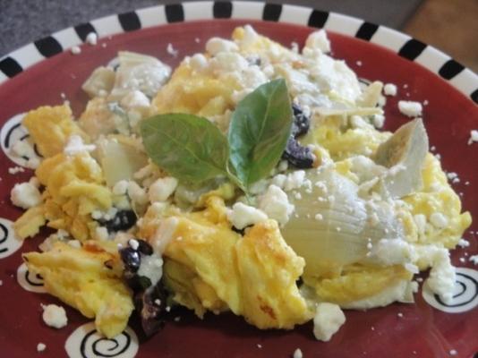 Scramble grego com alcachofras, azeitonas pretas e feta