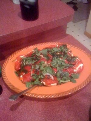 tomate e salada de mussarela fresca com rúcula e pimentão