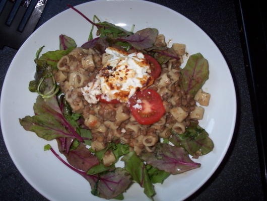 macarrão com lentilhas e queijo de cabra