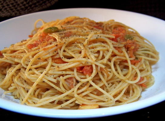 espaguete com molho de tomate e alho