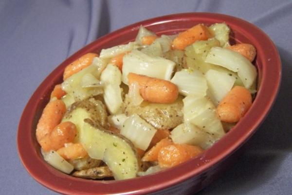 batatas assadas, cenouras e erva-doce