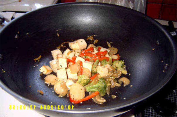 veggie tofu refogar com sementes de gergelim com arroz integral