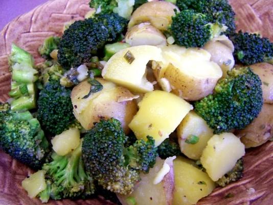 batata quente e salada de brócolis