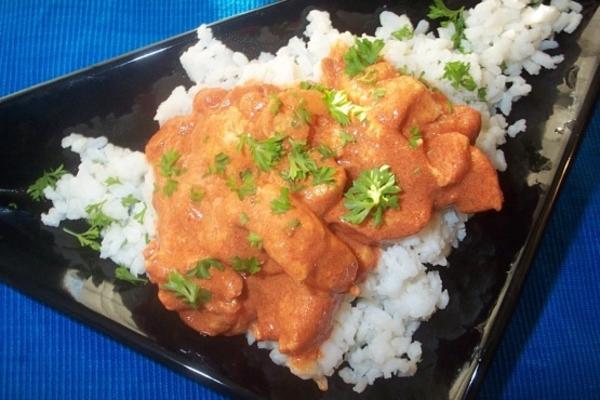 frango com páprica esfumaçado com arroz