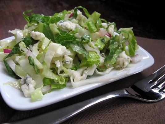 repolho roxo e salada de repolho romaine com molho de queijo azul