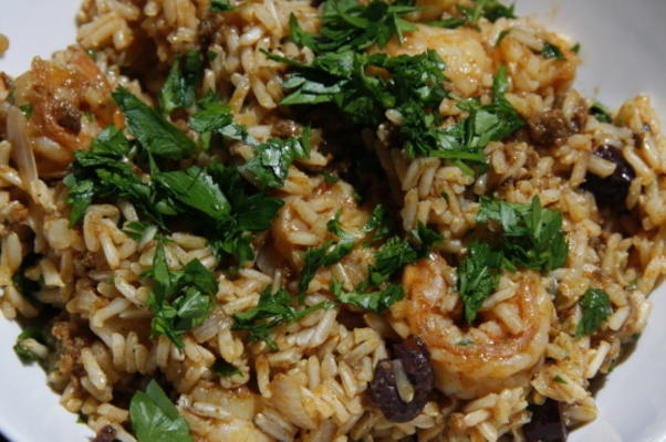 arroz com chouriço, camarão e azeitonas verdes