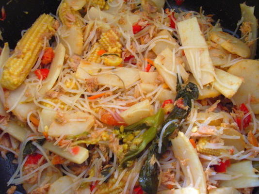 carne, legumes e macarrão de arroz com molho de ostra