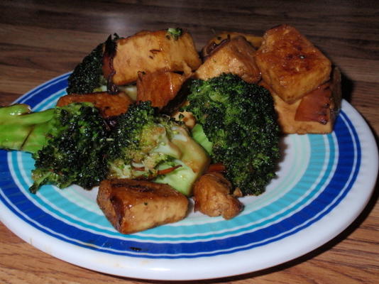 tofu e brócolis teriyaki