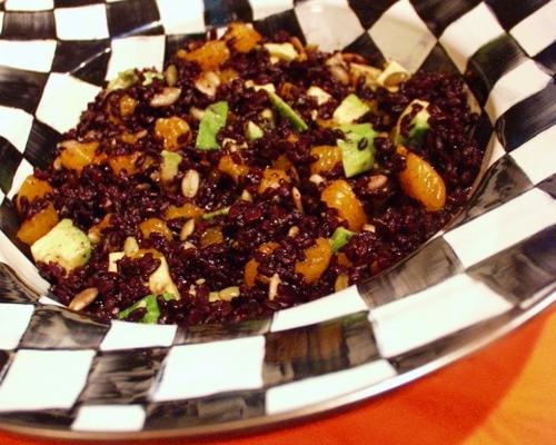 arroz preto chinês laranja e salada de abacate
