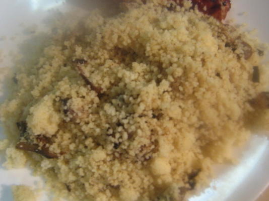 cuscuz com cogumelos e grão de bico
