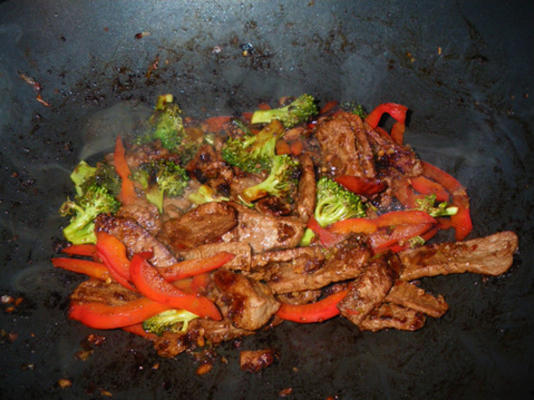 carne saudável e brócolis salteados