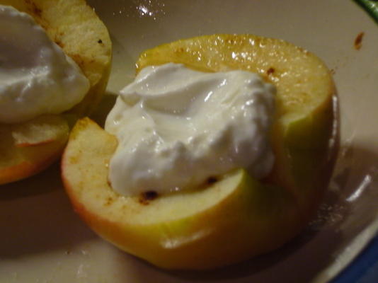muito saudável perto de maçã assada instantânea com iogurte desnatado cremoso
