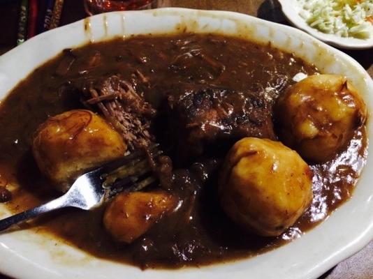 carne azeda ao estilo baltimore e bolinhos (sauerbraten)