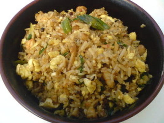 camarão e arroz frito de legumes