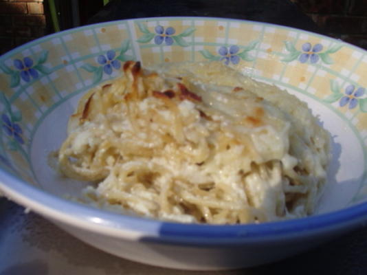 quatro queijo e pesto espaguete cozido italiano