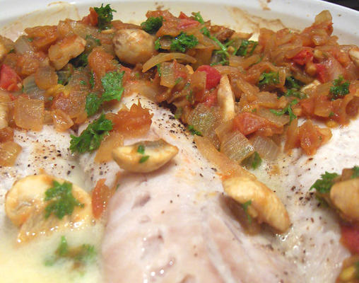poleiro ou filé de pargo com tomate e cebola