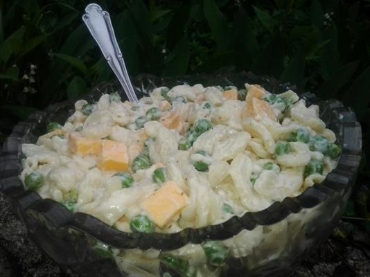 salada de macarrão de ervilha e queijo