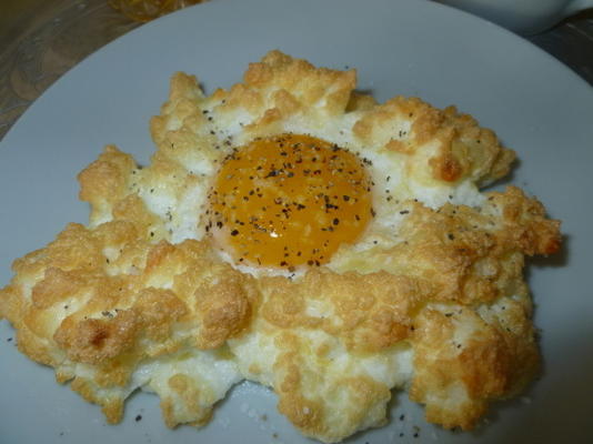 ovo em ninho de merengue de queijo