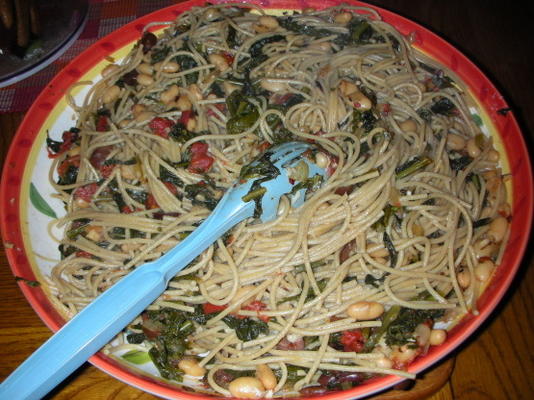 espaguete estilo toscano com couve e canelina