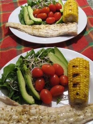 peixe de pimenta limão com salada de jardim