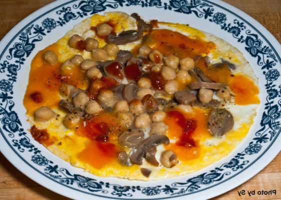 omelete de grão de bico, cogumelo, queijo e ovo