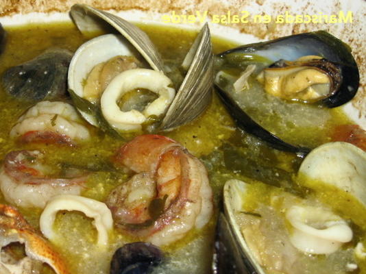 mariscada en salsa verde (guisado de frutos do mar com molho verde)