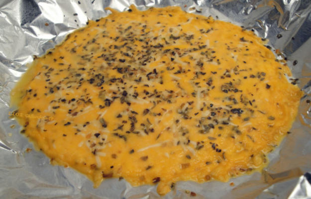 pizza de massa de queijo apenas (low carb)