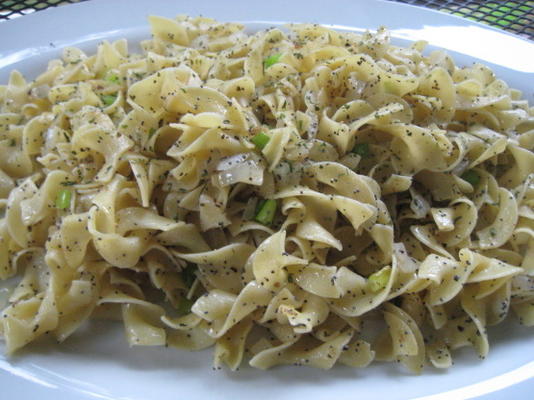 macarrão de ovos de semente de papoula amanteigado