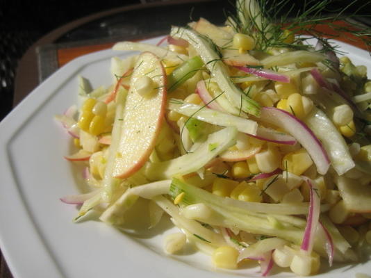 salada de erva-doce com maçãs e milho fresco