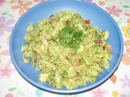 salada de macarrão com molho de abacate