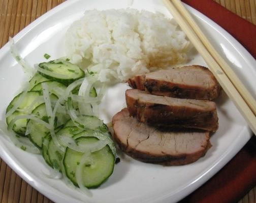 carne de porco de gergelim com salada de pepino tailandês