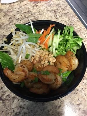 salada de camarão vietnamita lemongrass com aletria - bun tom xao
