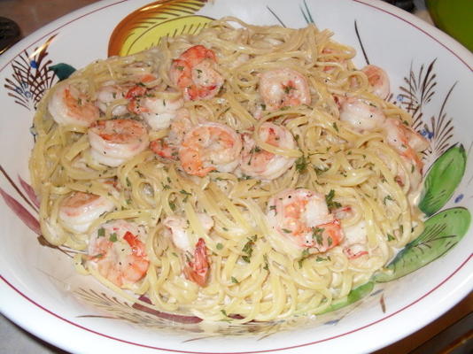 linguini alfredo com camarão