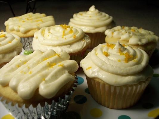 bolinhos de celebração com cobertura de frutas cítricas