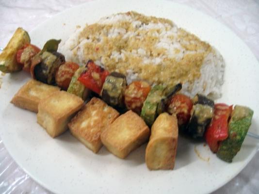 espetadas de vegetais com molho de creme de coco coentro