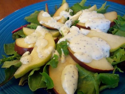 salada de pera e espinafre com vinagrete de queijo de cabra