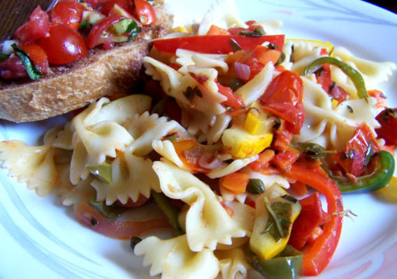 vegetais de verão com farfalle