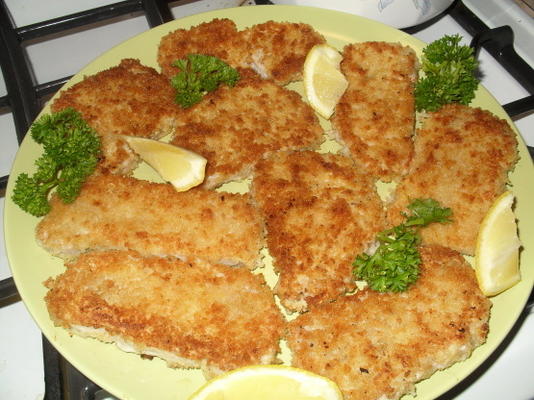 schnitzel de porco com macarrão e repolho bronzeado