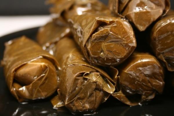 dolmadakia (folhas de uva recheadas)
