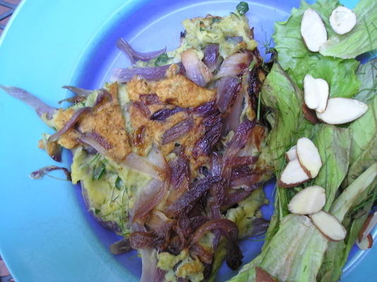 cebola e omelete de ervas frescas com verdes mistas