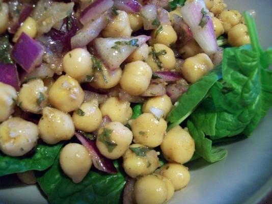 Salada de grão de bico e espinafre com molho de cominho e molho de iogurte