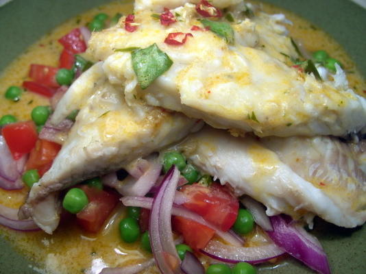 peixe branco ao curry com ervilhas e cebolas