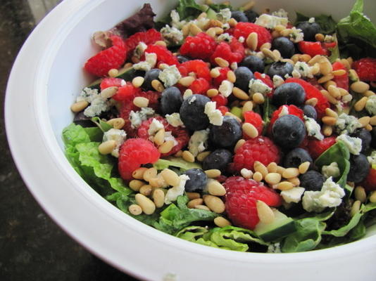 salada de jardim com molho de semente de papoula framboesa