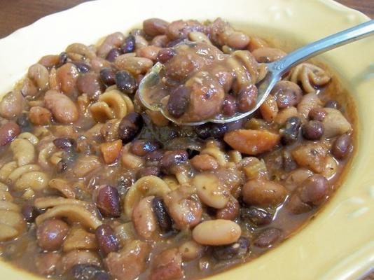 feijão e guisado de legumes