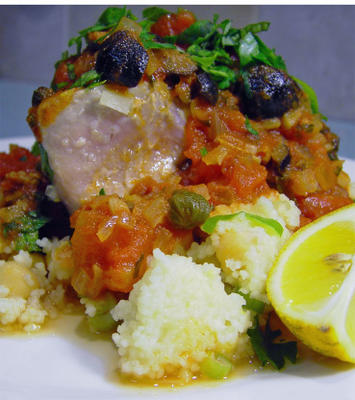 bifes de atum frescos em uma cama de cuscuz